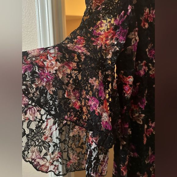 New-Plus Size Venus Off-The-Shoulder Lace Dress. Size 24. - Picture 5 of 9